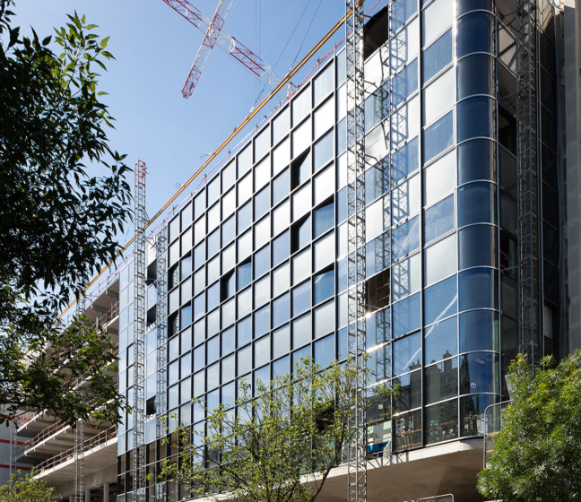 La façade en travaux de l'immeuble Morland